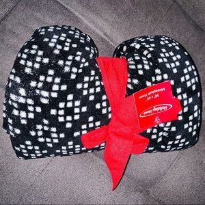 Black and white throw blanket